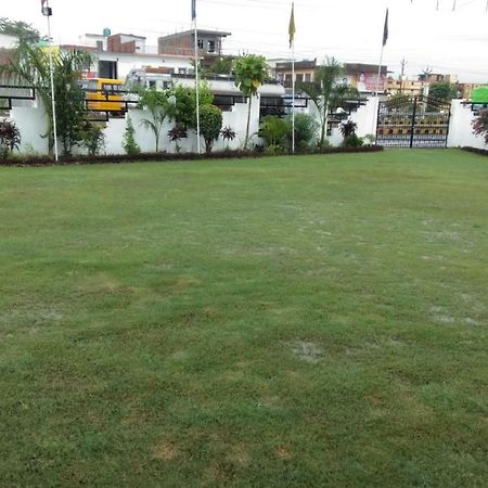 Hotel The Ideal Kushinagar Bagian luar foto