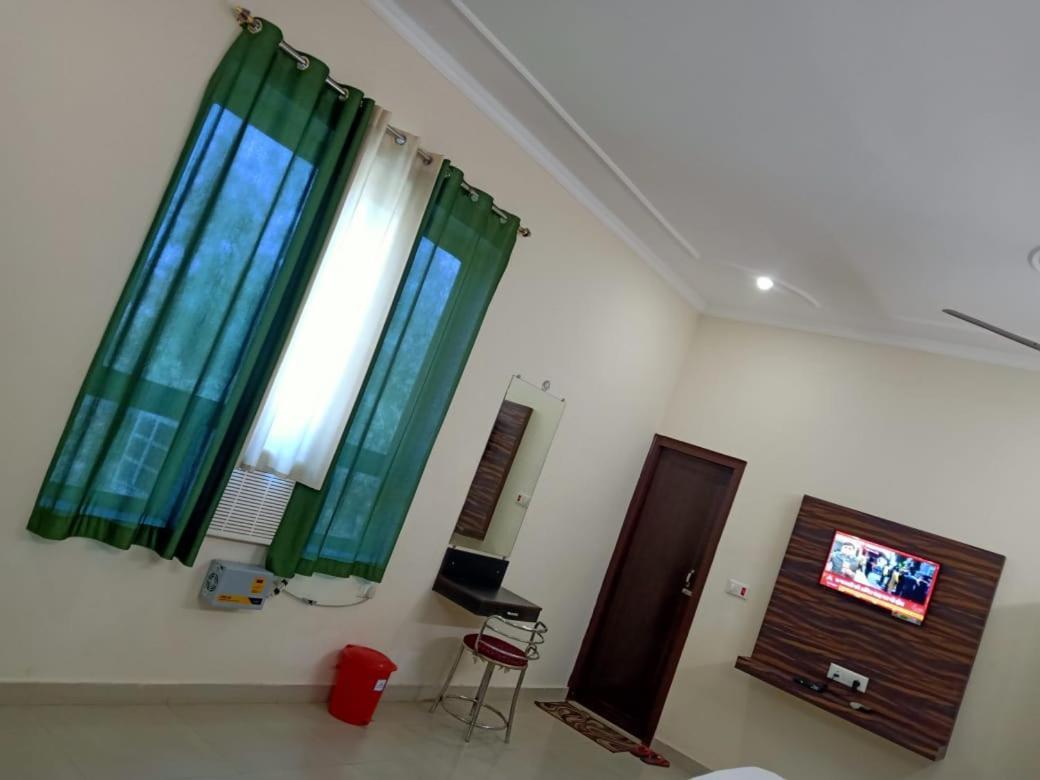 Hotel The Ideal Kushinagar Bagian luar foto