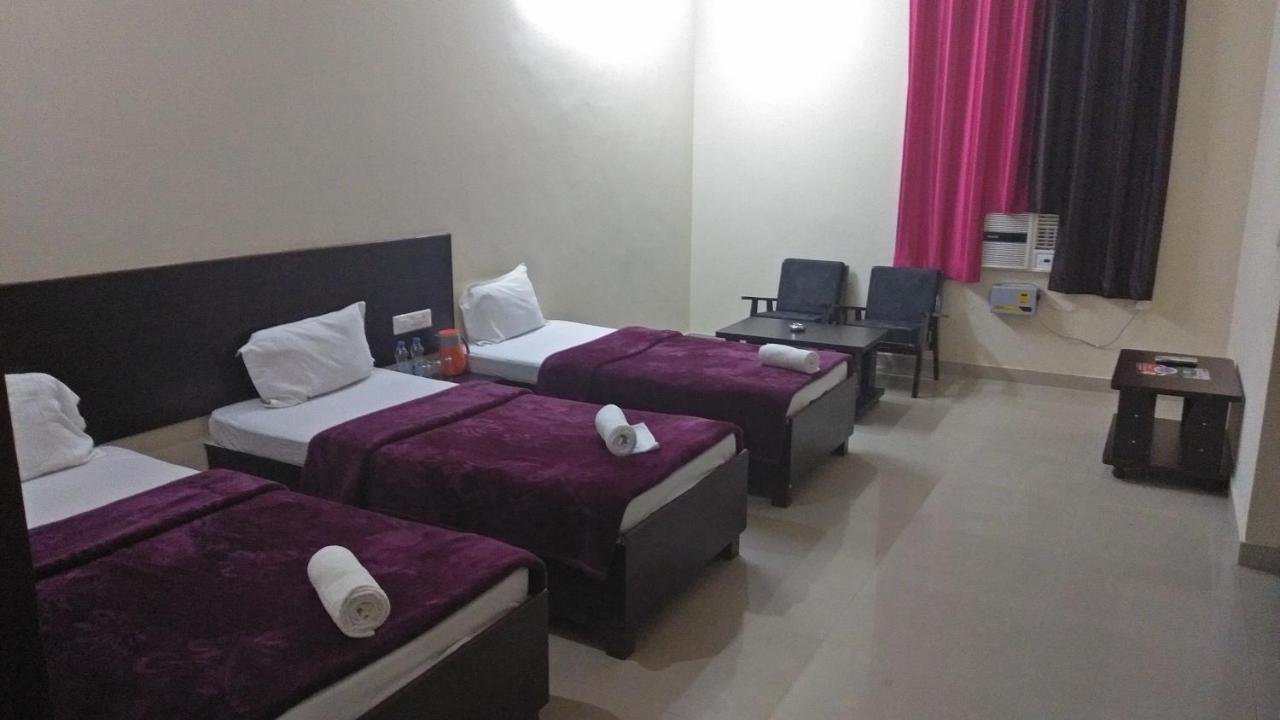 Hotel The Ideal Kushinagar Bagian luar foto