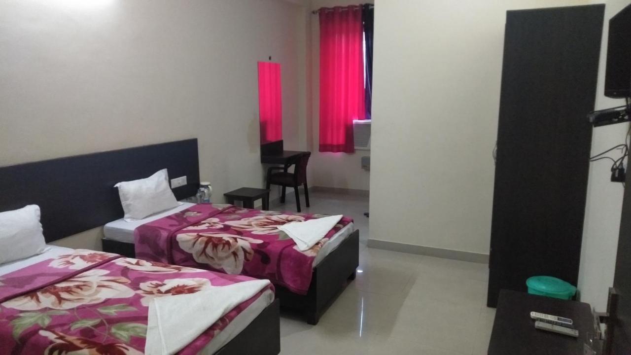 Hotel The Ideal Kushinagar Bagian luar foto