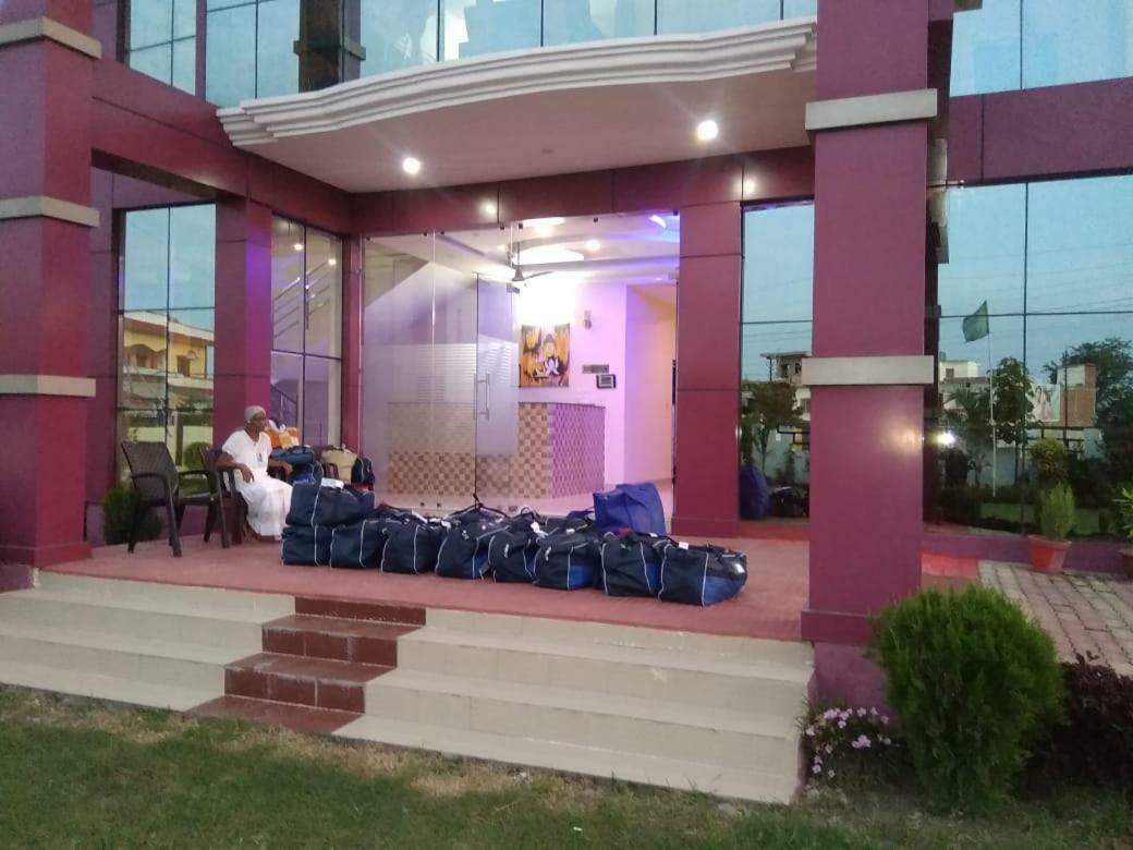 Hotel The Ideal Kushinagar Bagian luar foto