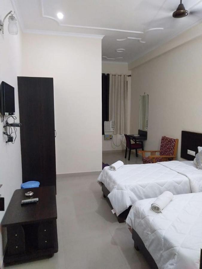 Hotel The Ideal Kushinagar Bagian luar foto
